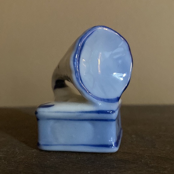 Vintage Delft Gramaphone Record Player Figurine Hand Painted Porcelain Dutch - Picture 4 of 5